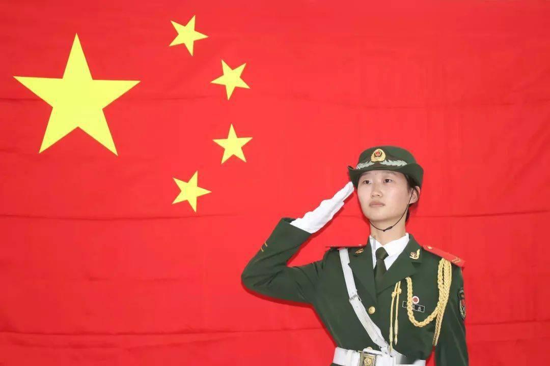 贴窗花　公交车厢年味浓
